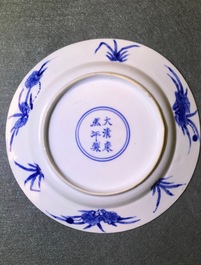Quatre assiettes en porcelaine de Chine bleu et blanc, marque et &eacute;poque de Kangxi