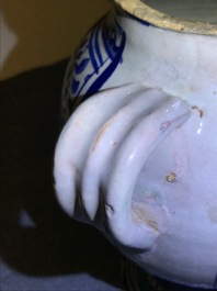 Een blauw-witte Antwerpse majolica siroopkan, gedateerd 1609