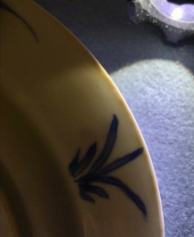 Quatre assiettes en porcelaine de Chine bleu et blanc, marque et &eacute;poque de Kangxi
