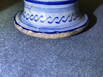 Een blauw-witte Antwerpse majolica siroopkan, gedateerd 1549