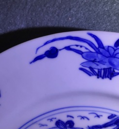 Quatre assiettes en porcelaine de Chine bleu et blanc, marque et &eacute;poque de Kangxi
