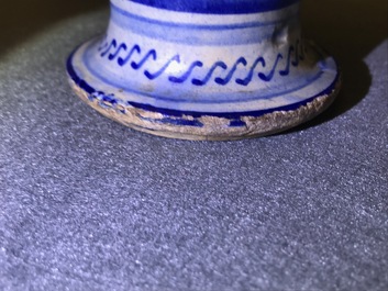 Een blauw-witte Antwerpse majolica siroopkan, gedateerd 1549