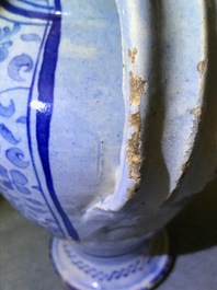Een blauw-witte Antwerpse majolica siroopkan, gedateerd 1549