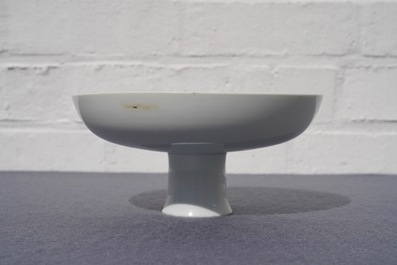 Een keizerlijke Chinese monochroom witte stem cup, Qianlong merk en periode