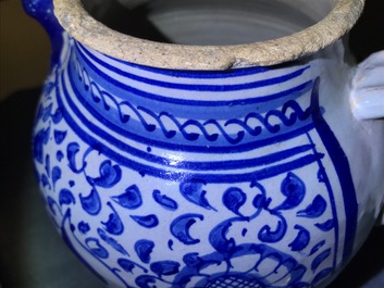 Een blauw-witte Antwerpse majolica siroopkan, gedateerd 1609