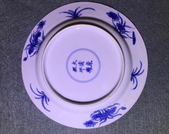 Quatre assiettes en porcelaine de Chine bleu et blanc, marque et &eacute;poque de Kangxi