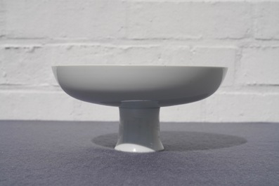 Een keizerlijke Chinese monochroom witte stem cup, Qianlong merk en periode