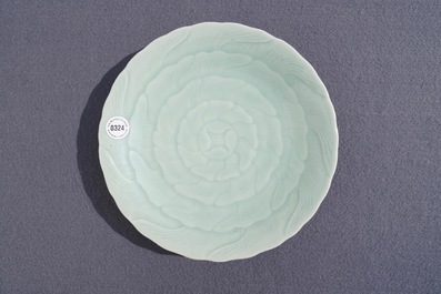 Een Chinees celadon bord in chrysantvorm, Qianlong merk en periode