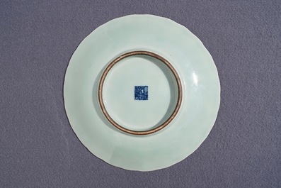 Een Chinees celadon bord in chrysantvorm, Qianlong merk en periode