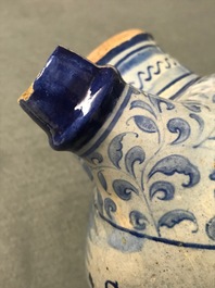 Een blauw-witte Antwerpse majolica siroopkan, gedateerd 1549