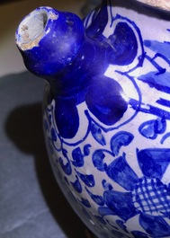 Een blauw-witte Antwerpse majolica siroopkan, gedateerd 1609