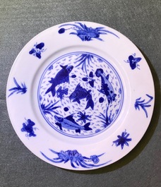 Quatre assiettes en porcelaine de Chine bleu et blanc, marque et &eacute;poque de Kangxi