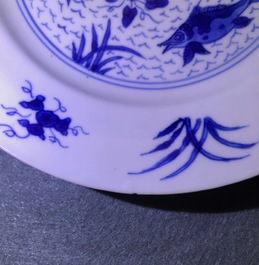 Quatre assiettes en porcelaine de Chine bleu et blanc, marque et &eacute;poque de Kangxi