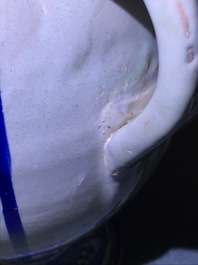 Een blauw-witte Antwerpse majolica siroopkan, gedateerd 1609
