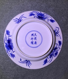 Quatre assiettes en porcelaine de Chine bleu et blanc, marque et &eacute;poque de Kangxi