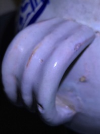 Een blauw-witte Antwerpse majolica siroopkan, gedateerd 1609