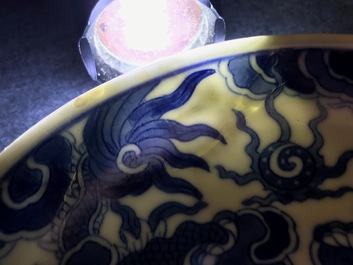 Drie Chinese blauw-witte 'Bleu de Hue' borden voor de Vietnamese markt, 19e eeuw