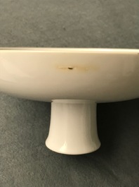 Een keizerlijke Chinese monochroom witte stem cup, Qianlong merk en periode