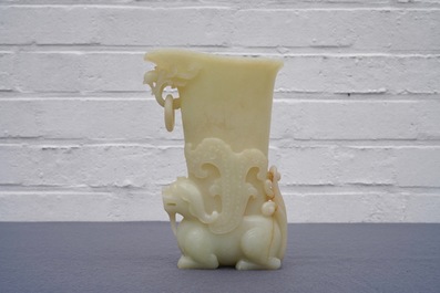 Un rhyton en jade jaune sculpt&eacute;, Chine, 19/20&egrave;me