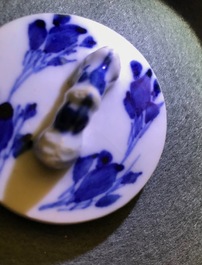 Een Chinese blauw-witte bamboevormige theepot met deksel, Kangxi