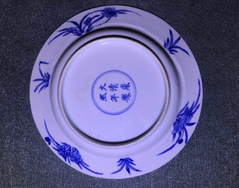 Quatre assiettes en porcelaine de Chine bleu et blanc, marque et &eacute;poque de Kangxi