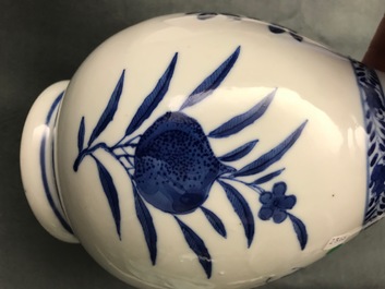 Een Chinese blauw-witte flesvormige vaas, Kangxi merk, 19e eeuw