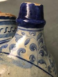 Een blauw-witte Antwerpse majolica siroopkan, gedateerd 1549