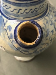Een blauw-witte Antwerpse majolica siroopkan, gedateerd 1549