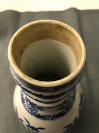 Een Chinese blauw-witte flesvormige vaas, Kangxi merk, 19e eeuw