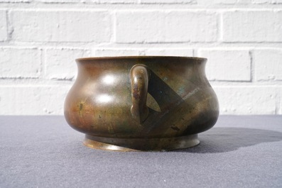 Un grand br&ucirc;le-parfum en bronze, marque de Xuande, Chine, 18&egrave;me