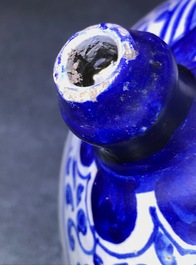 Een blauw-witte Antwerpse majolica siroopkan, gedateerd 1609