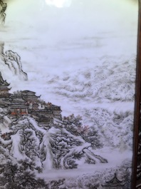 Een fijne Chinese grisaille 'winterlandschap' plaquette in houten tafelscherm, Republiek, 20e eeuw
