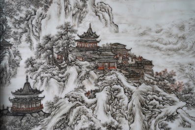 Een fijne Chinese grisaille 'winterlandschap' plaquette in houten tafelscherm, Republiek, 20e eeuw