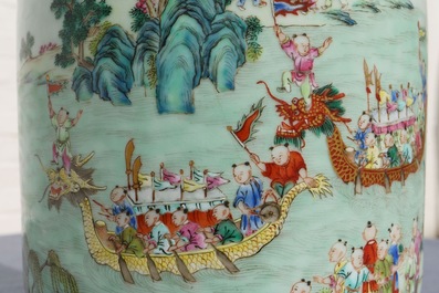 Een keizerlijke Chinese famille rose 'drakenboot festival' vaas, Jiaqing merk en periode