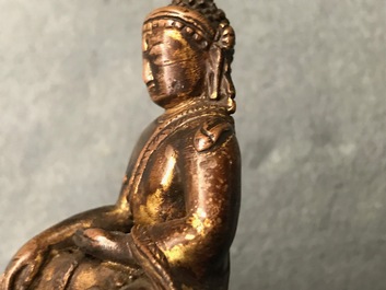 Une figure de Bouddha en bronze dor&eacute;, Sino-Tibet, 16/17&egrave;me