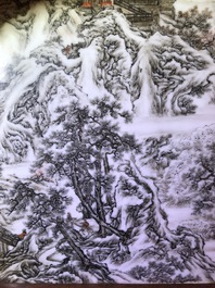 Een fijne Chinese grisaille 'winterlandschap' plaquette in houten tafelscherm, Republiek, 20e eeuw