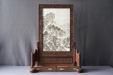 Een fijne Chinese grisaille 'winterlandschap' plaquette in houten tafelscherm, Republiek, 20e eeuw