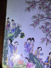 Een grote Chinese famille rose plaquette in een houten tafel, Republiek, 20e eeuw