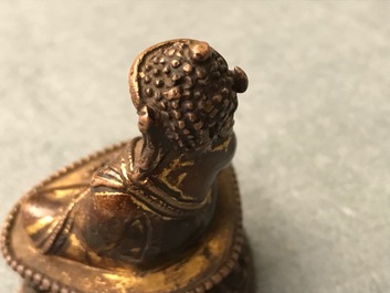 Une figure de Bouddha en bronze dor&eacute;, Sino-Tibet, 16/17&egrave;me