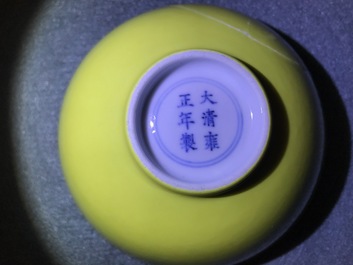 Een Chinese monochrome gele kom en een ijzerrode kom met gedicht, Yongzheng &amp; Qianlong merk, 19/20e eeuw