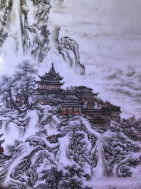 Een fijne Chinese grisaille 'winterlandschap' plaquette in houten tafelscherm, Republiek, 20e eeuw
