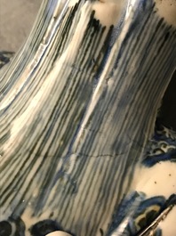 Une figure de Shoulao assis sur un cerf en porcelaine de Chine wucai, Wanli