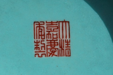 Een keizerlijke Chinese famille rose 'drakenboot festival' vaas, Jiaqing merk en periode