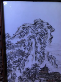 Een fijne Chinese grisaille 'winterlandschap' plaquette in houten tafelscherm, Republiek, 20e eeuw