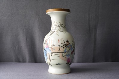 Een Chinese famille rose vaas met figuren in een tuin, Qianlong merk, Republiek, 20e eeuw