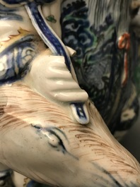 Une figure de Shoulao assis sur un cerf en porcelaine de Chine wucai, Wanli