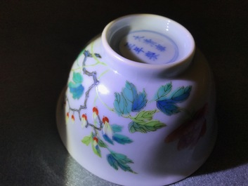 Een Chinese famille rose kom met floraal decor, Yongzheng merk, 19/20e eeuw
