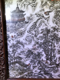 Een fijne Chinese grisaille 'winterlandschap' plaquette in houten tafelscherm, Republiek, 20e eeuw