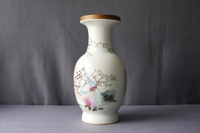 Een Chinese famille rose vaas met figuren in een tuin, Qianlong merk, Republiek, 20e eeuw