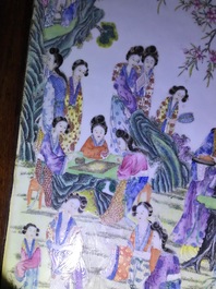 Een grote Chinese famille rose plaquette in een houten tafel, Republiek, 20e eeuw